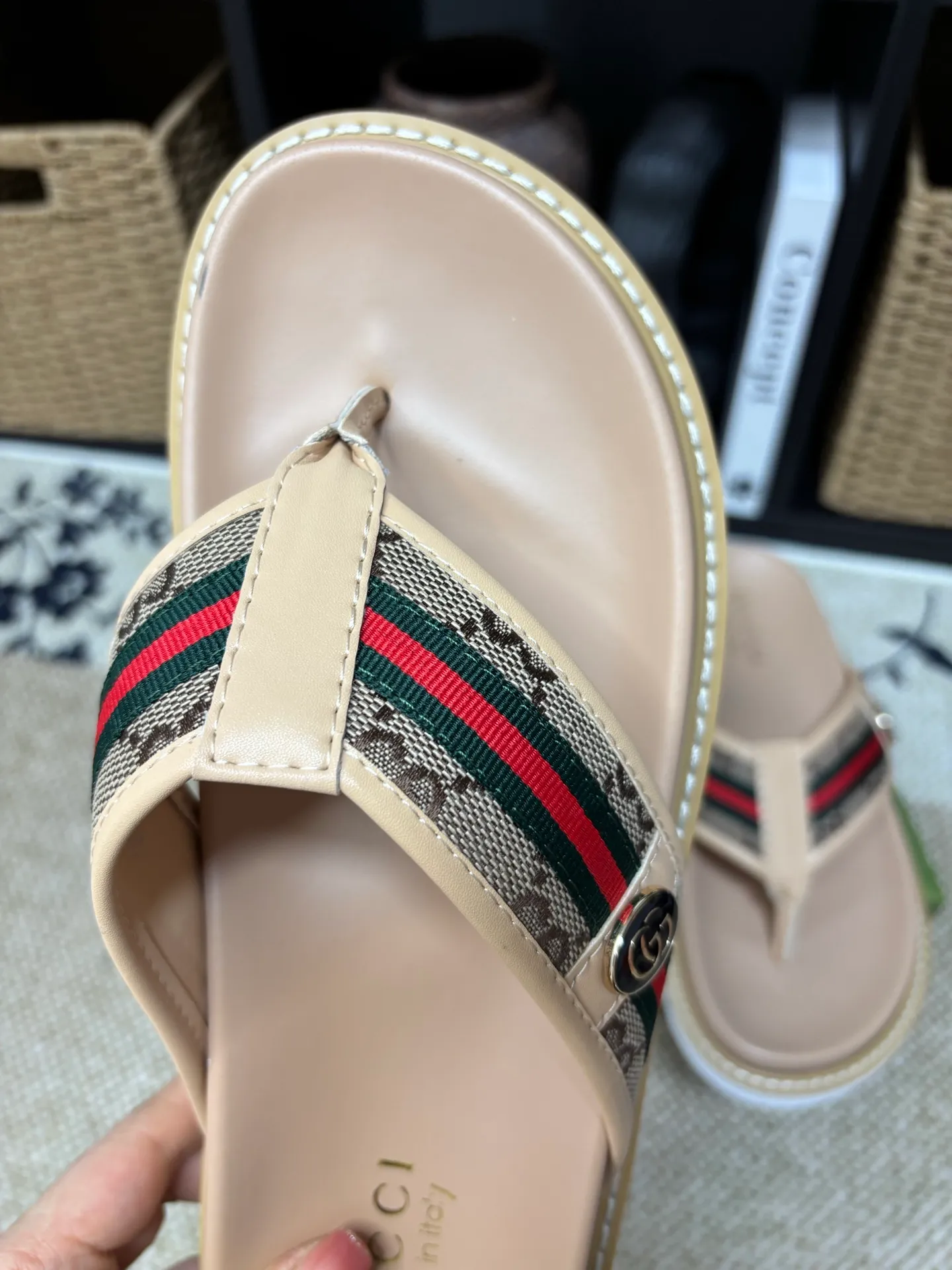 Factory 💰 300 yuan Gucci slippers] high-end men's shoes brand official website 1:1 latest masterpiece: original mold customization, the fabric is made of imported original materials, upgraded outsole, lighter and non-slip. The market's top quality, simple yet tasteful, a must-have for fashionistas, fashionable at your feet, full of confidence, the same style at the counter 👍The season of summer slippers is here. Code: 38-45 (45 customized)
